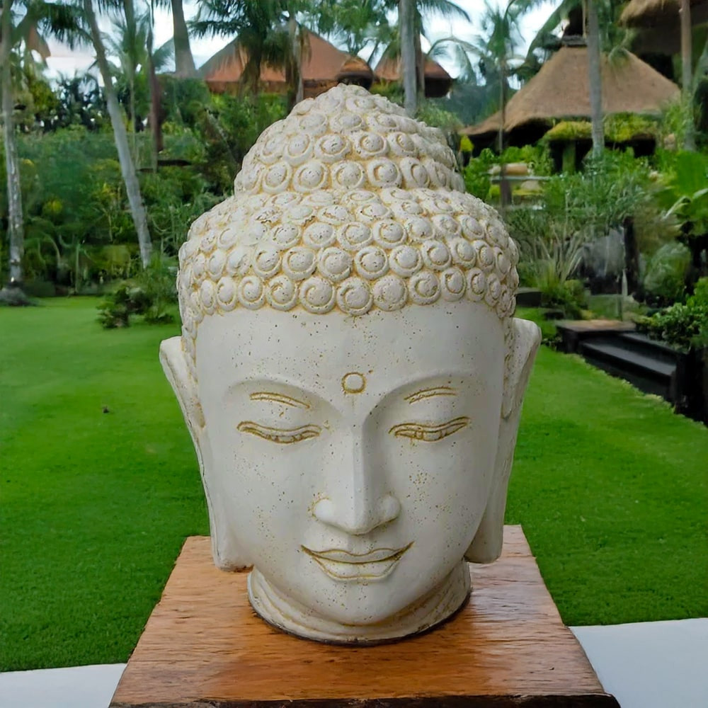 Statue représentant une tête de buddha de 50cm, idéale pour la décoration d'intérieur, la décoration du jardin ou encore d'un espace de détente ou de relaxation zen