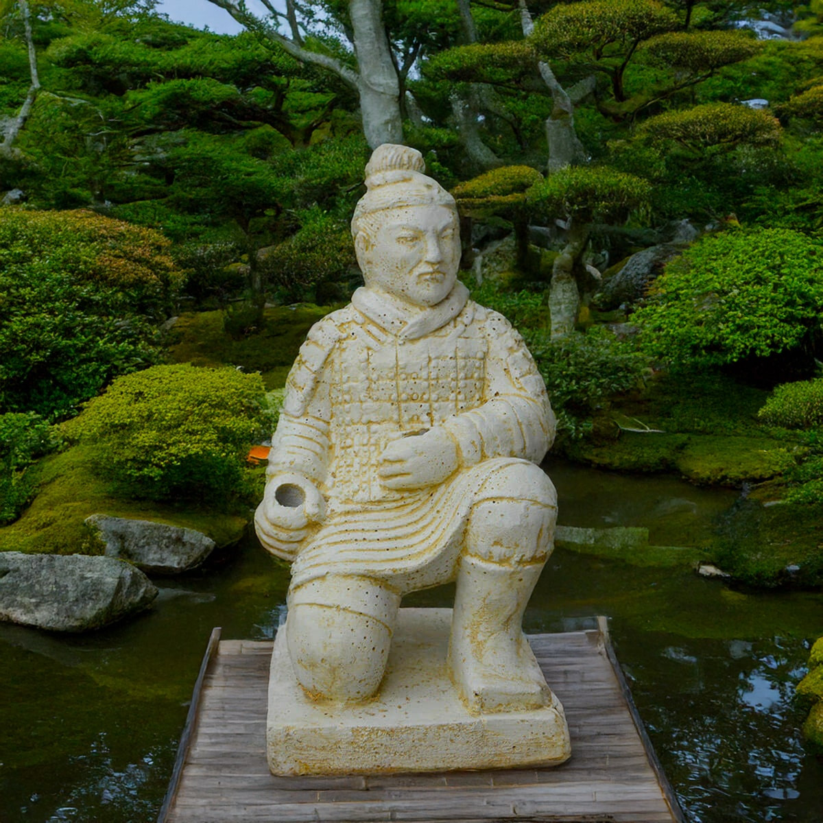 Statue de guerrier Chinois à genoux idéale pour la décoration d'intérieur, la décoration de jardin ou pour un espace zen