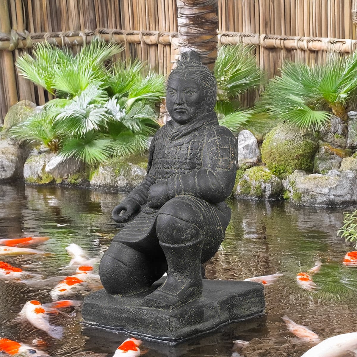 Statue de guerrier chinois à genoux idéale pour la décoration intérieure, la décoration de jardin, un bassin de jardin ou un espace zen