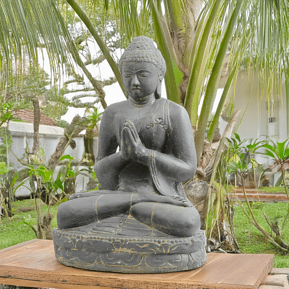 Statue en pierre représentant un bouddha assis de 60cm en Salutation, idéale pour la décoration d'intérieur, d'un jardin, d'un espace paysager ou pour un espace de détente zen