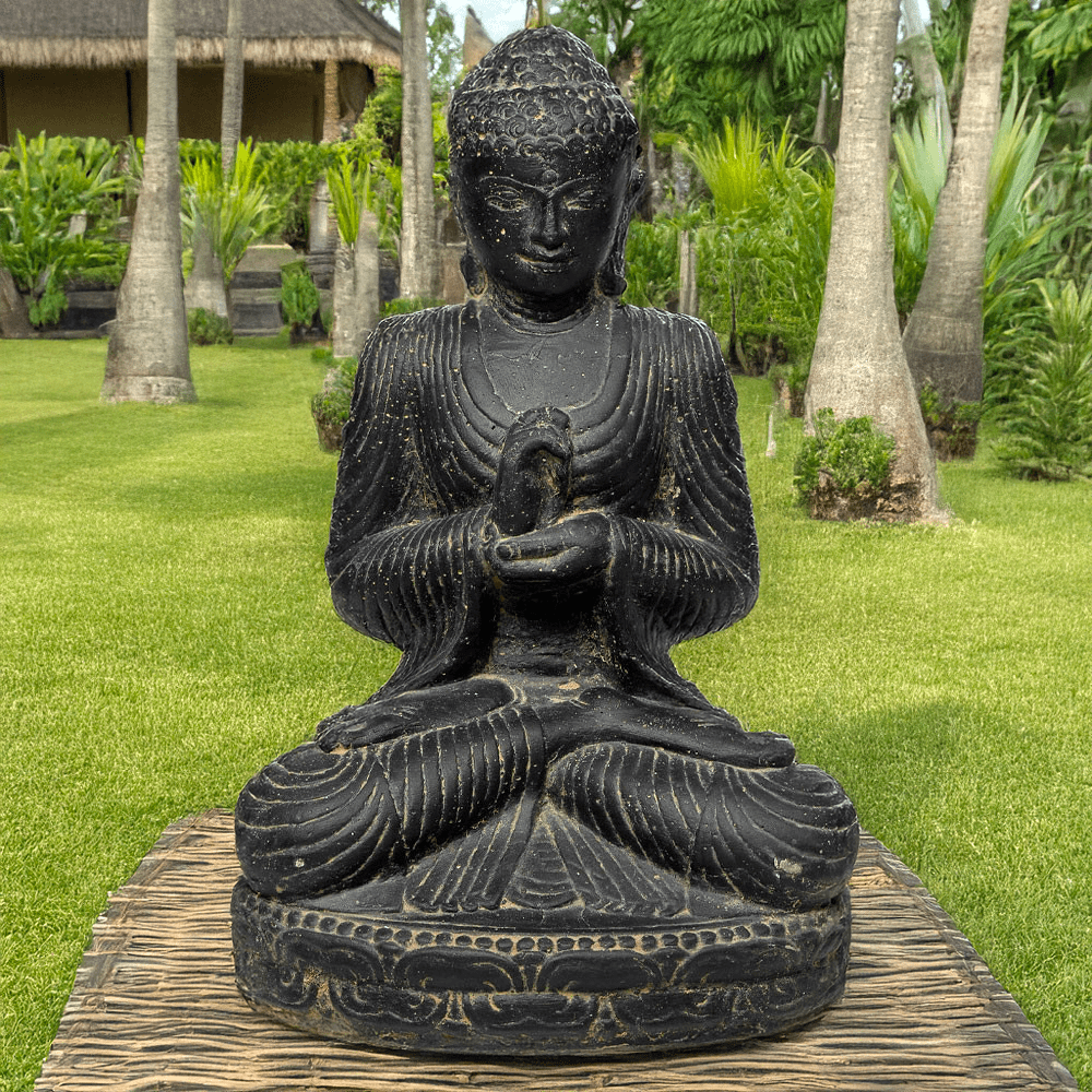 Statue en pierre de bouddha assis 60cm argumentation, idéale pour décorer une pièce en décoration d'intérieure. Très utilisée en décoration de jardin ou d'espace paysager. Décor idéal pour un espace de détente zen ou un spa.