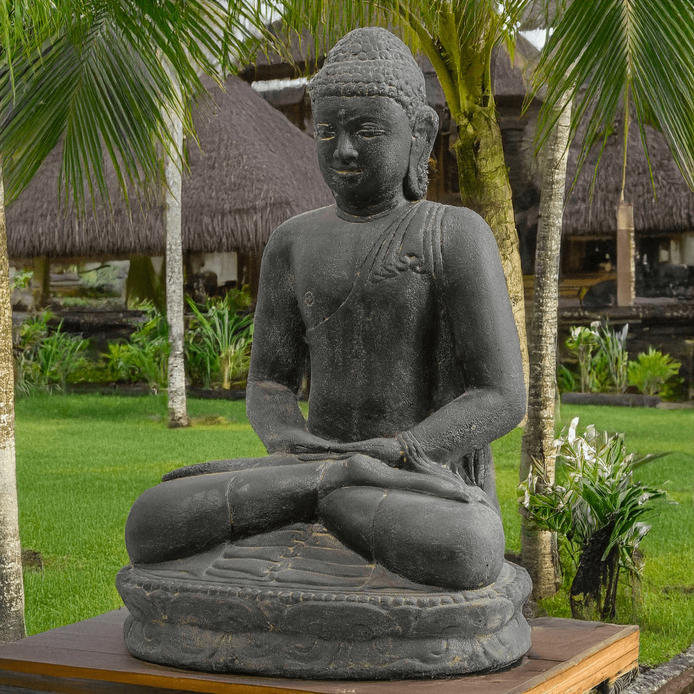 Statue en pierre de bouddha assis 60cm méditation, idéale pour décorer une pièce en décoration d'intérieure. Très utilisée en décoration de jardin ou d'espace paysager. Décor idéal pour un espace de détente zen ou un spa.
