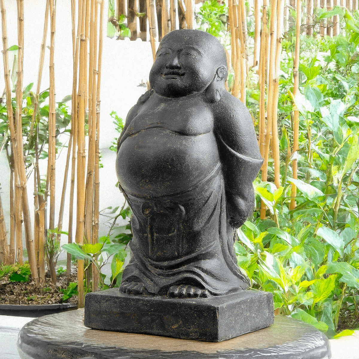 Statue en pierre de moine chinois debout, idéale pour décorer une pièce en décoration d'intérieure. Très utilisée en décoration de jardin ou d'espace paysager. Décor idéal pour un espace de détente zen, feng-shui, ou un spa.