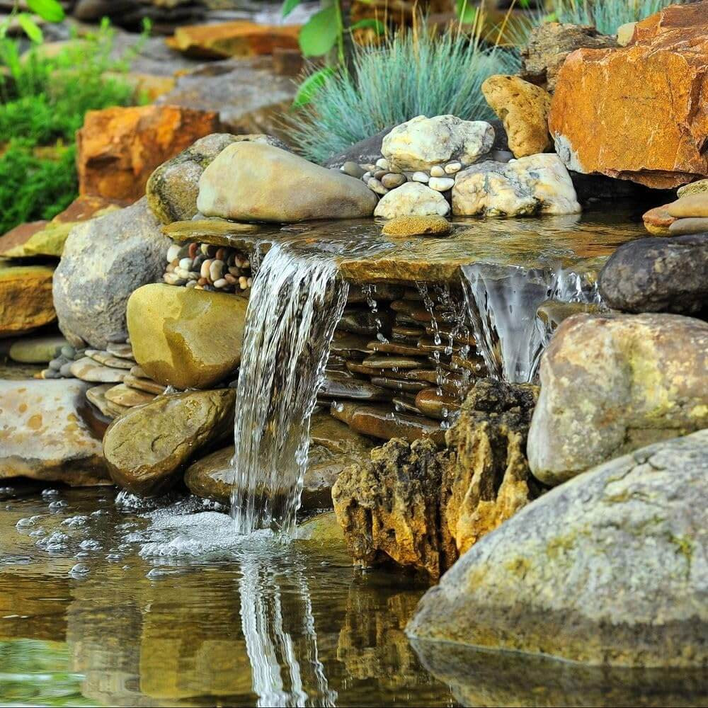 Cascade de bassin de jardin en pierres